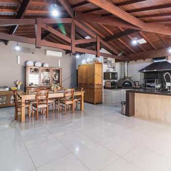 Casa em Pirassununga, bairro Jardim do Lago
