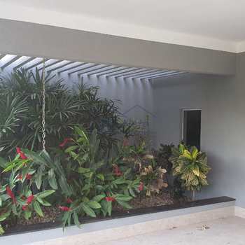 Casa de Condomínio em Pirassununga, bairro Jardim Flamboyant