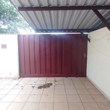 Casa em Pirassununga, bairro Vila Pinheiro