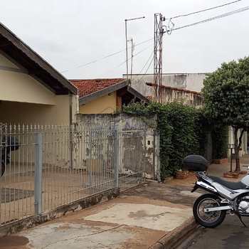 Casa em Pirassununga, bairro Jardim Bandeirantes