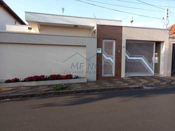 Casa, código 10133021 em Pirassununga, bairro Centro