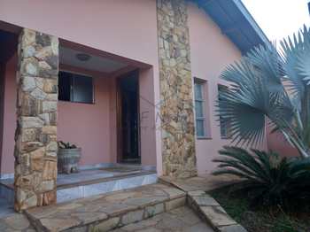 Casa, código 10133349 em Pirassununga, bairro Jardim Petrópolis