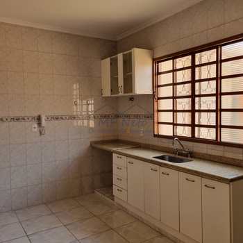 Casa em Pirassununga, bairro Cidade Jardim