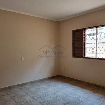 Casa em Pirassununga, bairro Cidade Jardim