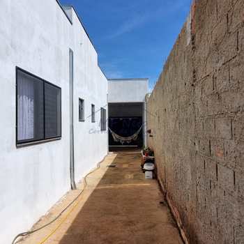 Casa em Pirassununga, bairro Jardim Girassol