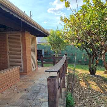 Casa em Pirassununga, bairro Jardim do Lago