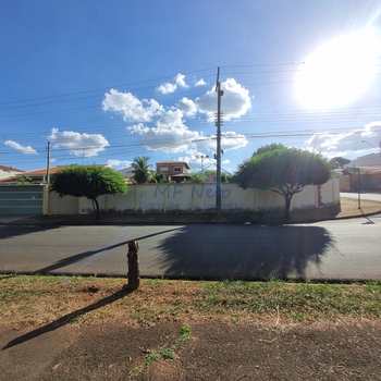 Casa em Pirassununga, bairro Jardim do Lago