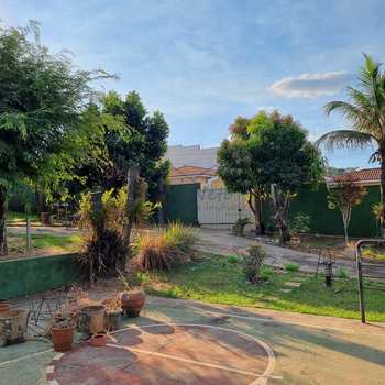 Casa em Pirassununga, bairro Jardim do Lago