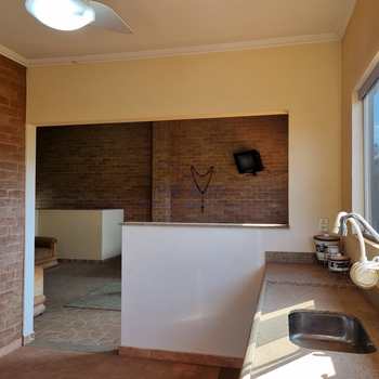 Casa em Pirassununga, bairro Jardim do Lago