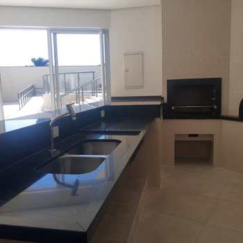 Apartamento em Pirassununga, bairro Edifício Maison Royale