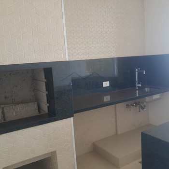 Apartamento em Pirassununga, bairro Edifício Maison Royale