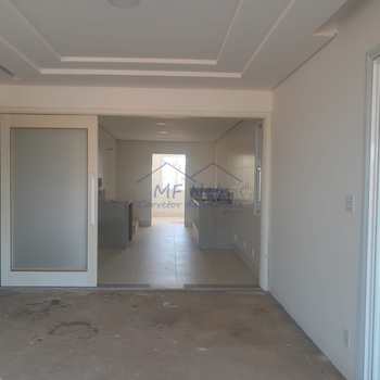 Apartamento em Pirassununga, bairro Edifício Maison Royale