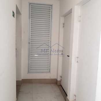Apartamento em Pirassununga, bairro Edifício Maison Royale