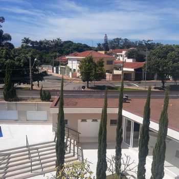 Apartamento em Pirassununga, bairro Edifício Maison Royale