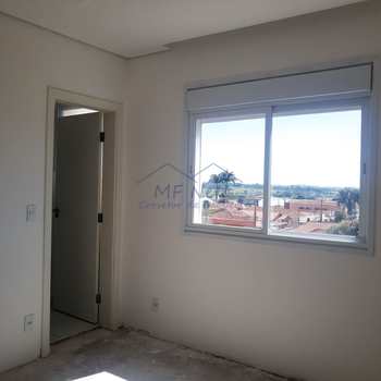 Apartamento em Pirassununga, bairro Edifício Maison Royale