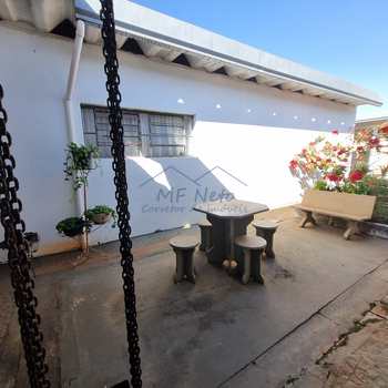 Casa em Pirassununga, bairro Jardim Roma