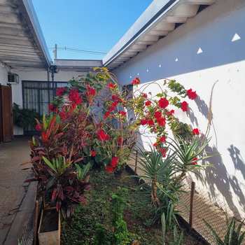 Casa em Pirassununga, bairro Jardim Roma