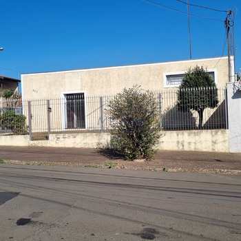 Casa em Pirassununga, bairro Jardim Roma
