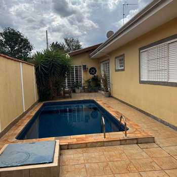 Casa em Pirassununga, bairro Cidade Jardim