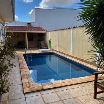 Casa em Pirassununga, bairro Cidade Jardim