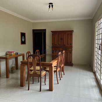 Casa em Pirassununga, bairro Cidade Jardim