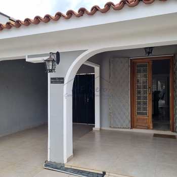 Casa Comercial em Pirassununga, bairro Centro