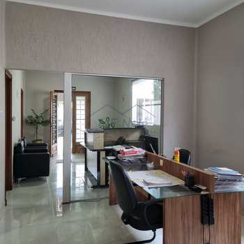 Casa Comercial em Pirassununga, bairro Centro