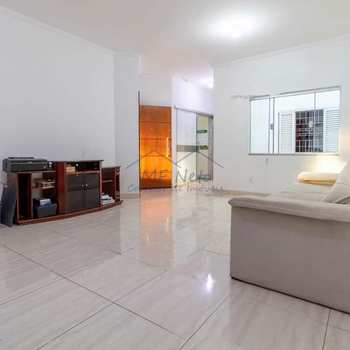 Casa em Pirassununga, bairro Jardim Veneza