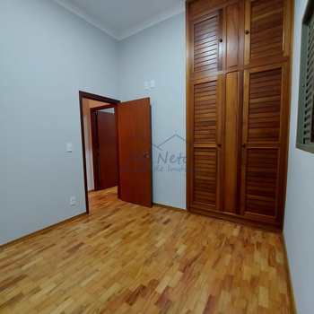 Casa em Pirassununga, bairro Vila Braz