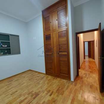 Casa em Pirassununga, bairro Vila Braz