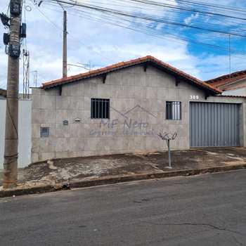 Casa em Pirassununga, bairro Vila Pinheiro
