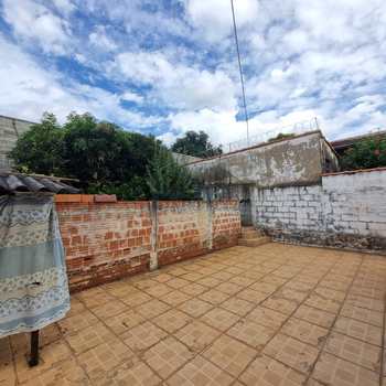 Casa em Pirassununga, bairro Vila Pinheiro