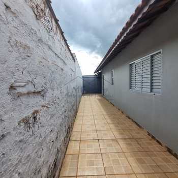 Casa em Pirassununga, bairro Vila Pinheiro