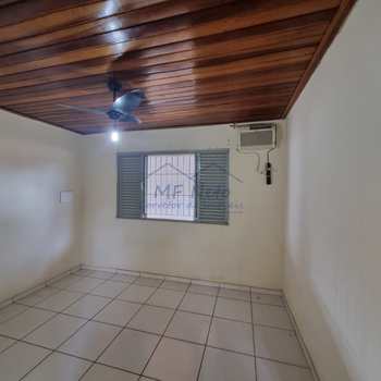 Casa em Pirassununga, bairro Vila Pinheiro