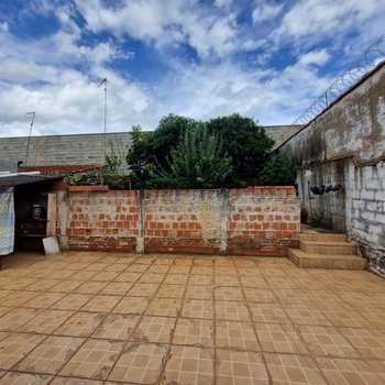 Casa em Pirassununga, bairro Vila Pinheiro