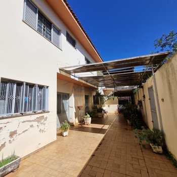 Casa em Pirassununga, bairro Cidade Jardim