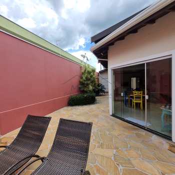 Casa em Pirassununga, bairro Jardim Petrópolis