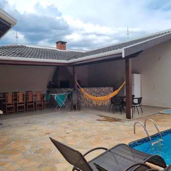 Casa em Pirassununga, bairro Jardim Petrópolis