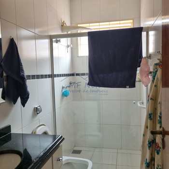 Casa em Pirassununga, bairro Jardim Petrópolis