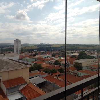 Apartamento em Pirassununga, bairro Edifício Maison Royale