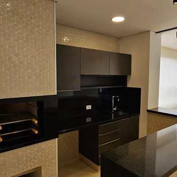Apartamento em Pirassununga, bairro Edifício Maison Royale