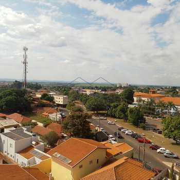 Apartamento em Pirassununga, bairro Edifício Maison Royale