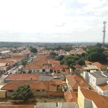 Apartamento em Pirassununga, bairro Edifício Maison Royale