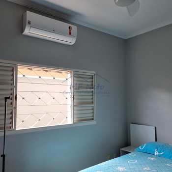 Casa em Pirassununga, bairro Jardim Europa