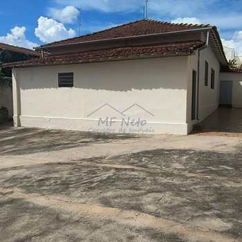 Casa em Pirassununga, bairro Vila Pinheiro