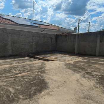 Casa em Pirassununga, bairro Vila Pinheiro