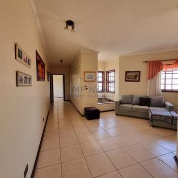 Casa em Pirassununga, bairro Vila Steola