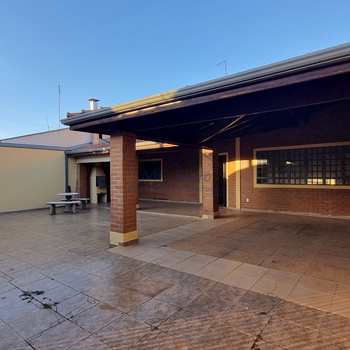 Casa em Pirassununga, bairro Jardim Itália