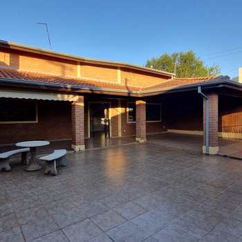 Casa em Pirassununga, bairro Jardim Itália
