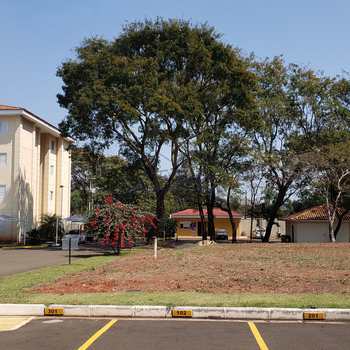 Apartamento em Pirassununga, bairro Residencial das Flores